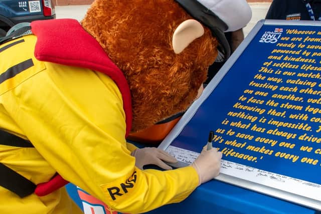 Stormy Stan signs the RNLI pledge at Bridlington Lifeboat Station - RNLI/Mike Milner