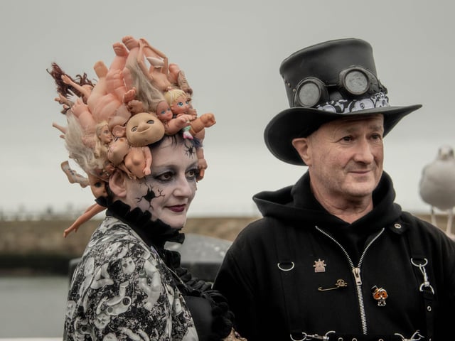 An interesting choice of headwear!
picture: Deborah McCarthy.