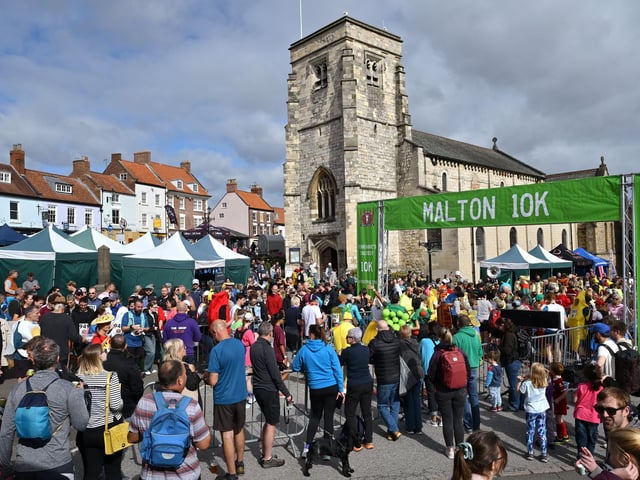 Crowds galore at the 10k race. photo: Richard Ponter
