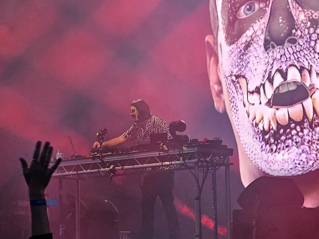 The masked DJ!