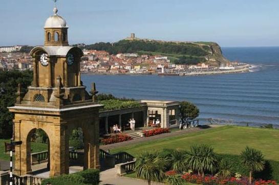 Southcliff Gardens in Scarborough is home to a garden collection including the Spa Gardens, Italian Gardens, Prince of Wales Gardens, the Rose Garden, Holbeck Gardens, and the Shuttleworth Gardens.
Visitors can wander the twisting trails that descend a significant slope from the Esplanade to the Seafront, and admire the beautiful trees, shrubs and unique structures on display.