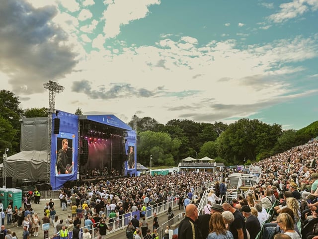 A good crowd watches David Gray in concert. photo: Cuffe & Taylor