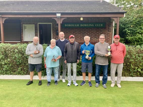 Borough Vice President Pete Hodgson presenting the trophies