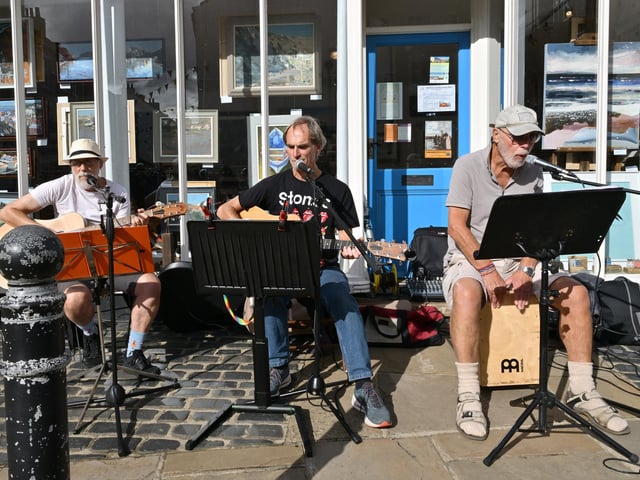Entertainment for festival-goers. photo: Richard Ponter