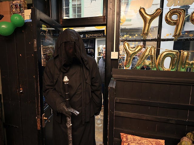 A Ring Wraith enters the pub.
