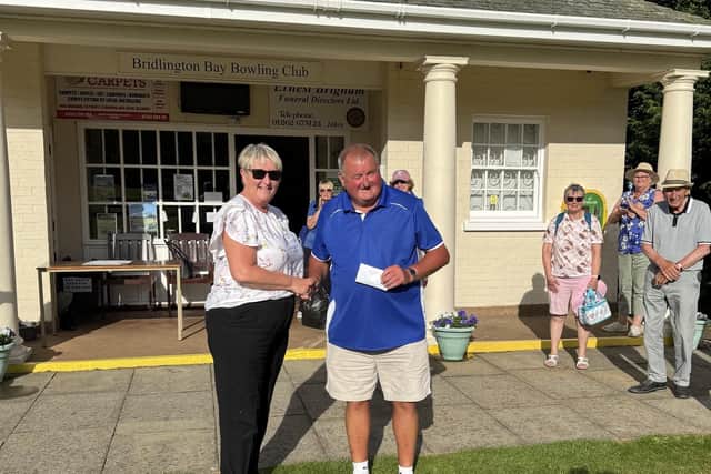 Brid Bay Secretary Christine Knott presents the winner's cheque to Geoff Watson at the Over-60s Singles Merit.