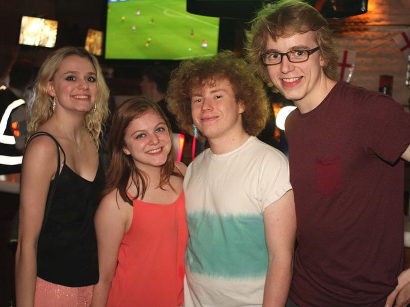 Alex, Helena, Olivia & Rowan enjoying a catch up in Blue Lounge.