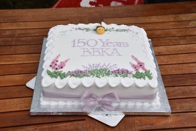 휘트비 양봉협회 창립 150주년 케이크, 보텀스가 만들었습니다.