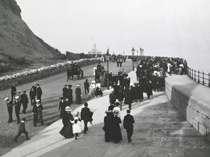Crowds on Marine Drive, Scarborough, circa 1913. (Photo by Hulton Archive/Getty Images)