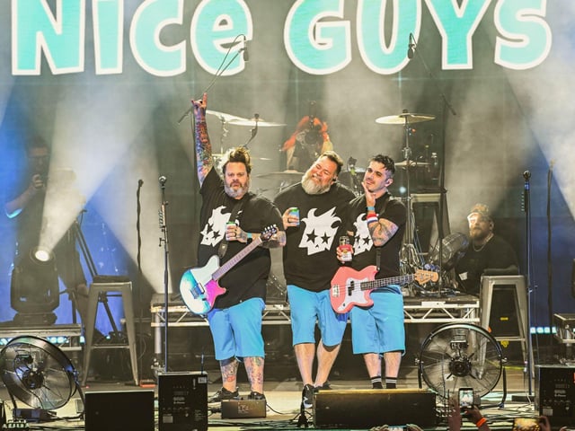 Bowling for Soup doing their tongue-in-cheek photo opportunity poses mid-gig.