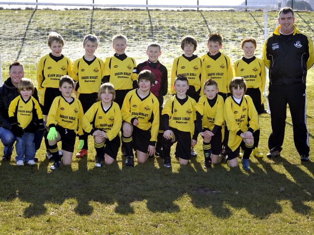 Scholes Park Raiders Under-11 squad with their new sponsor Shaun Birley, left, and Phil Elwell, manager.