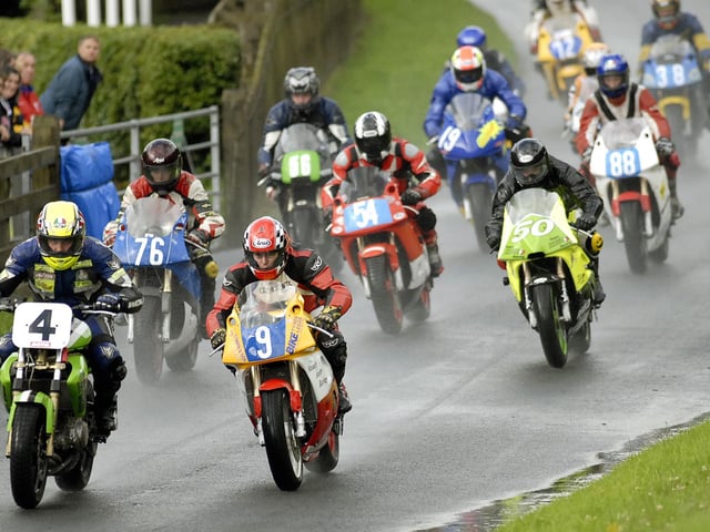 The 400 Race gets away in the rain in 2016.