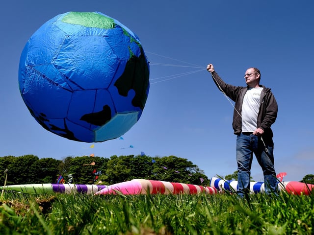 Earth ready for lift off - Ian Abell readies the kite