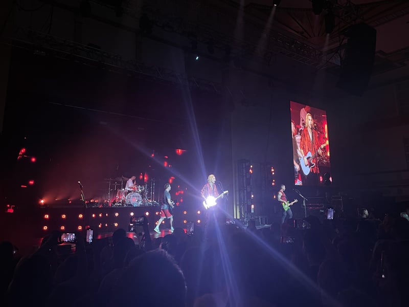 Charlie Simpson's guitar glowing.