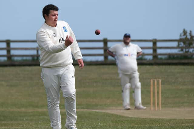 Scalby passing the ball Photo by Richard Ponter