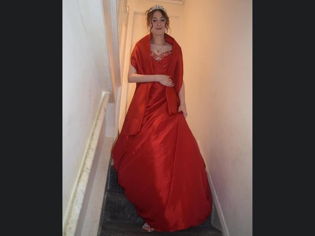 Bethany Louise making a dramatic entrance!