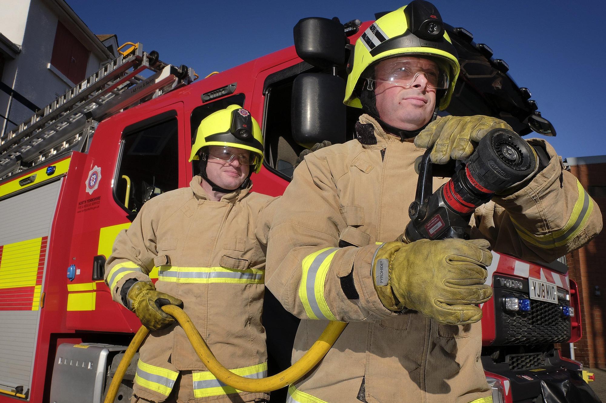 Feuerwehrleute aus ganz North und East Yorkshire wurden zu einem ...