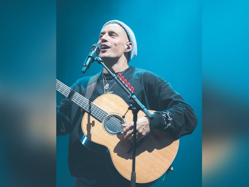 Dermot Kennedy on stage.
