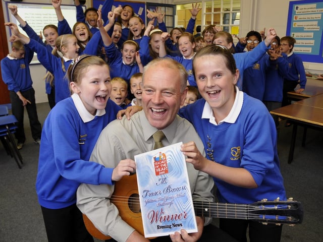 Fraser Brown, at Gladstone Road Junior School wins the Evening News Teacher of the Year 2009 title, nomited by Selina Gyte(L) and Gemma Leng(R), with the rest of his pupils celebrating behind. 092867a