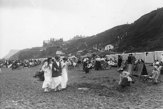 1913:  A scene on the beach at Whitby in North Yorkshire.  
(Photo by Hulton Archive/Getty Images)