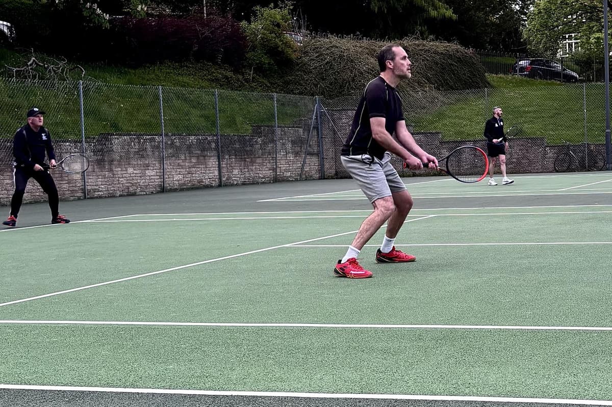 Die Herrenmannschaften des Scalby Tennis Club gewinnen gegen Cherry Burton ...