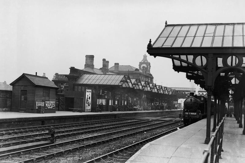 An LNER train arrived at Wakefield railway station in August 1927.