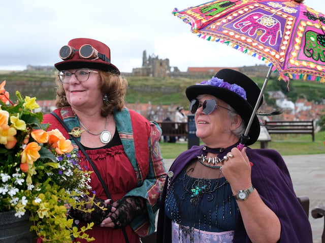 Enjoying the atmosphere despite the rain.
picture: Richard Ponter.