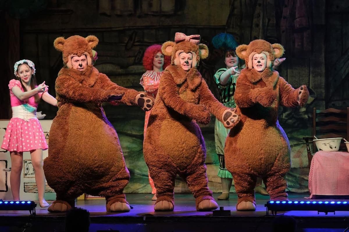 Tickets für die 55. jährliche Pantomime der Apollo Players in Whitby sind ...