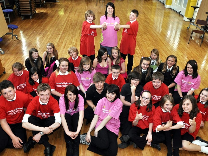 The group of Scalby School students putting on a show directed by Lori-Suzanne Kellett (back centre).
102102