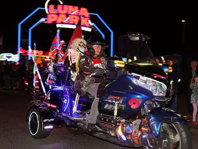 Enjoying the light parade, by Luna Park. photo: Richard Ponter