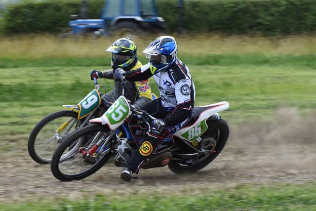 Ricky Scarboro, no 79, overtakes Lee Gray, no 85, in the 250 class. PHOTOS: PW PICS