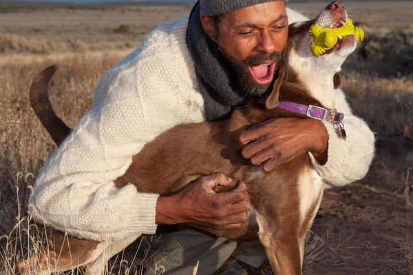 Men are keener to cosy up with their pet than women, research found (photo: Adobe)