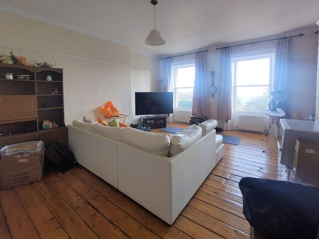 A sitting room in one of the apartments that have sea and castle views.