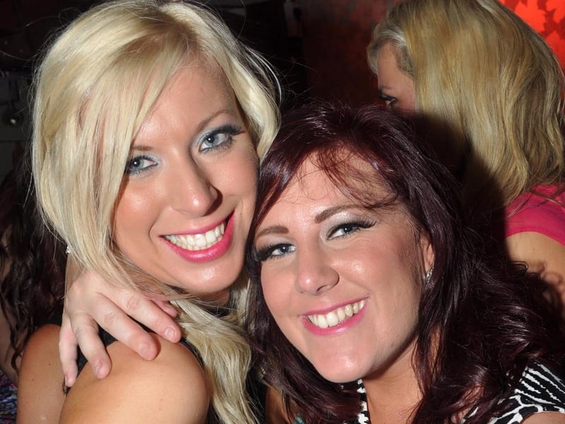 Anna and Gemma in Bar2b!