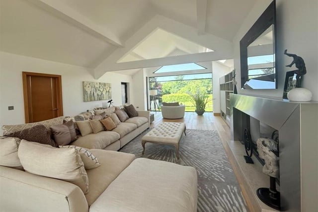 The light and spacious living room with full view of the garden.