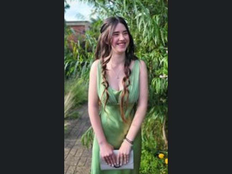 Lydia Middleton was in a goregeous green dress at the Bridlington School prom.