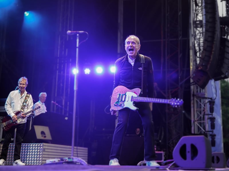 Legendary frontman Francis Rossi encourages the crowd to sing along.
