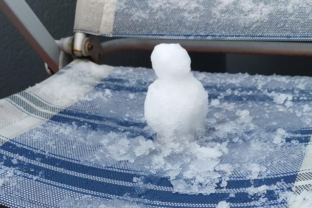 Someone managed to build a mini snowman!