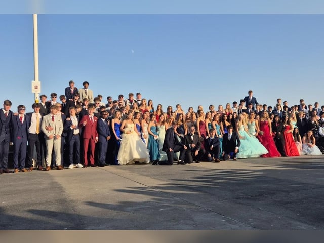The whole cohort looking lovely for prom.