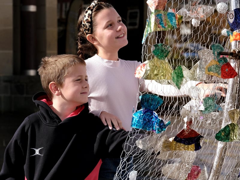 James and Sophia Graham view the fish net display.
picture: Richard Ponter, 224744k