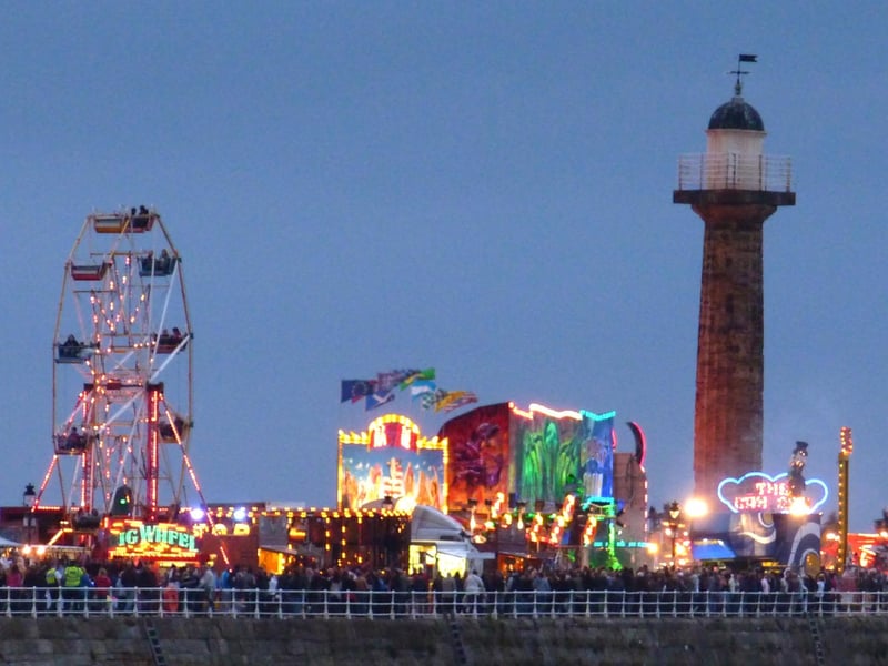 Fairground fun into the night at regatta 2009.
w093503rr