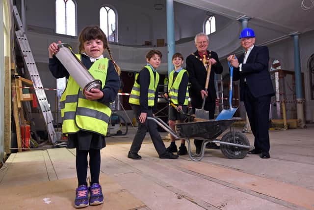 Photo shows: Settrington All Saint’s Primary School: Lily Allen, 8,; Harry Allen, 10; Digby Crockett, 10; and Mayor Councillor Ian Conlin, with Paul Emberley – Trustee and Wesley Centre Development Lead. Photo credit: Guzelian Photography.