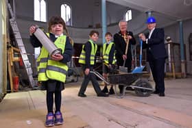 Photo shows: Settrington All Saint’s Primary School: Lily Allen, 8,; Harry Allen, 10; Digby Crockett, 10; and Mayor Councillor Ian Conlin, with Paul Emberley – Trustee and Wesley Centre Development Lead. Photo credit: Guzelian Photography.