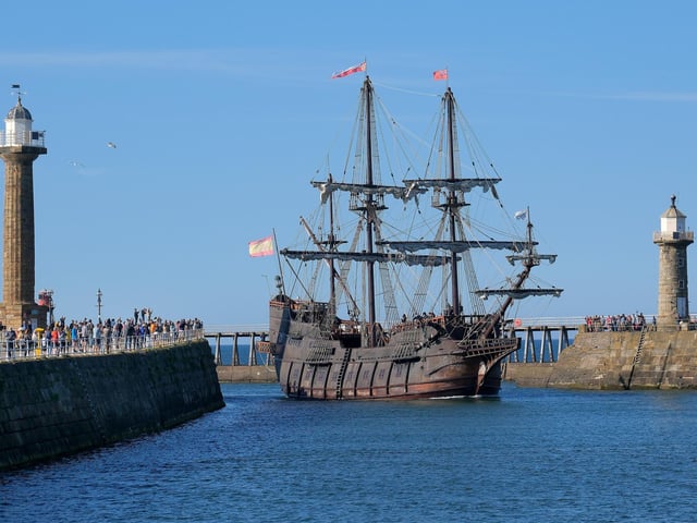 Galeón Andalucía in between the piers.