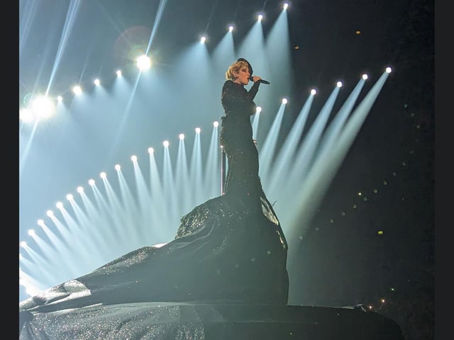 French performer La Zarra with her rendition of Evidemment