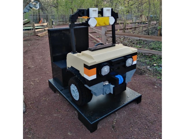This 'selfie safari truck' is the only sculpture based on an object, rather than an animal.