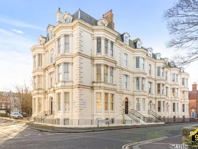 This two bedroom and two bathroom flat is for sale with 99HomeLTD with a guide price of £250,000.