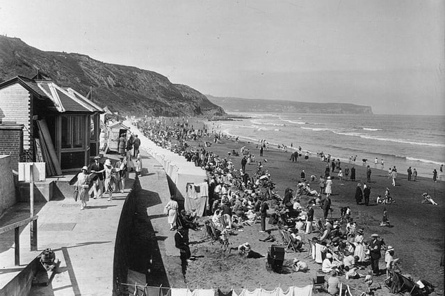 8th August 1924:  Holidaymakers on the beach at Whitby, Yorkshire. 
(Photo by Alfred Hind Robinson/A H Robinson/Hulton Archive/Getty Images)