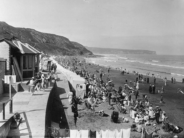 8th August 1924: Holidaymakers on the beach at Whitby, Yorkshire.
(Photo by Alfred Hind Robinson/A H Robinson/Hulton Archive/Getty Images)