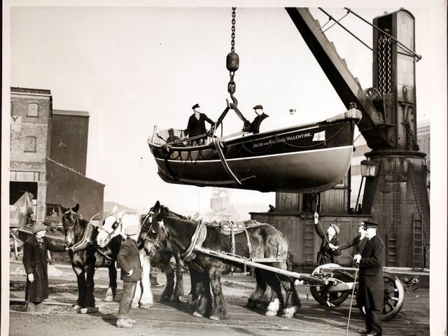Whitby 's No 2 lifeboat, the 'Jacob and Rachael Vallentine', being lifted onto a train at the LNER Poplar goods depot, UK.
(Photo by Hulton Archive/Getty Images)